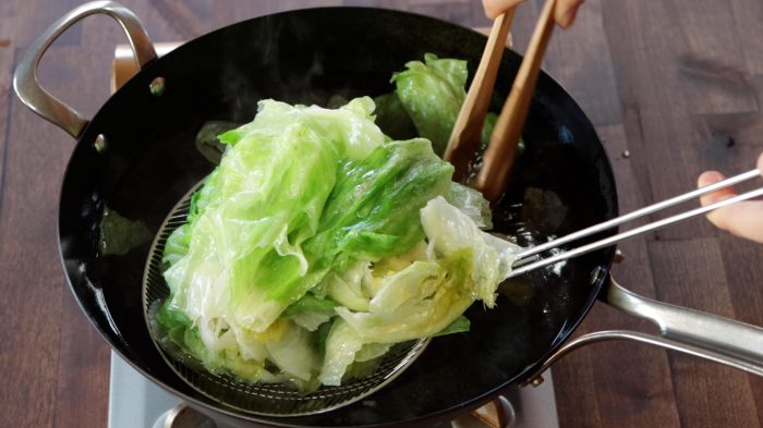 Lettuce iceberg woonheng aside