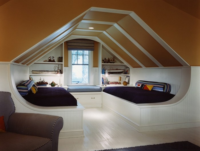 How to decorate room with slanted ceiling